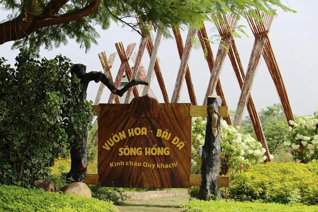 Lối vào vườn hoa bãi đá Sông Hồng 